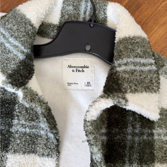 A&F Cropped Sherpa Shirt Jacket Green Plaid - Picture 4 of 4